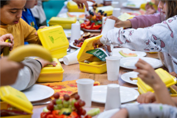 Kinder packen ihre Bio-Brotboxen beim gemeinsamen Frühstück aus.
