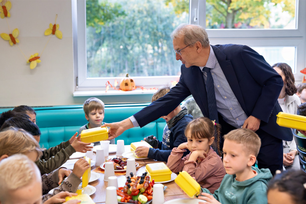 Kinder frühstücken gemeinsam in der Grundschule in Fürstenwalde.