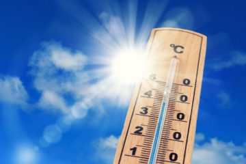 Ein Thermometer zeigt hohe Temperaturen an.
