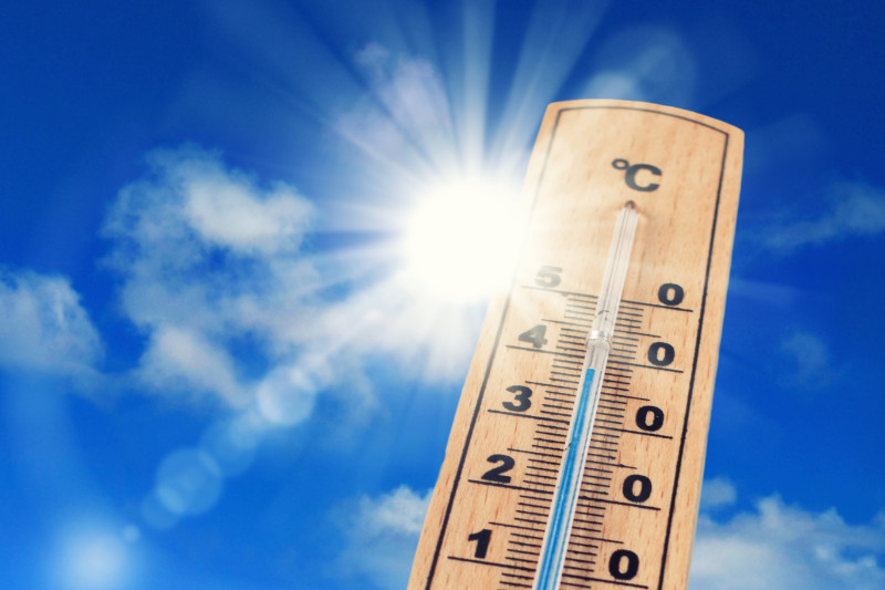 Ein Thermometer zeigt hohe Temperaturen an.